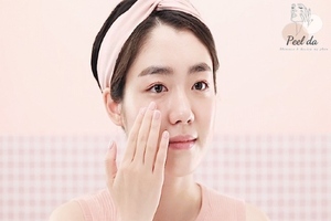 Massage và dùng tay vỗ nhẹ để lớp dưỡng chất được thấm sâu